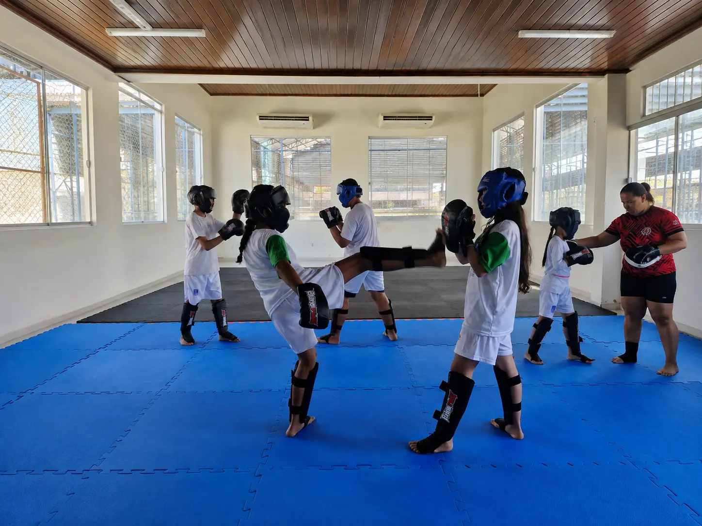 Aula prática de modalidade de luta do Projeto Esporte Total.