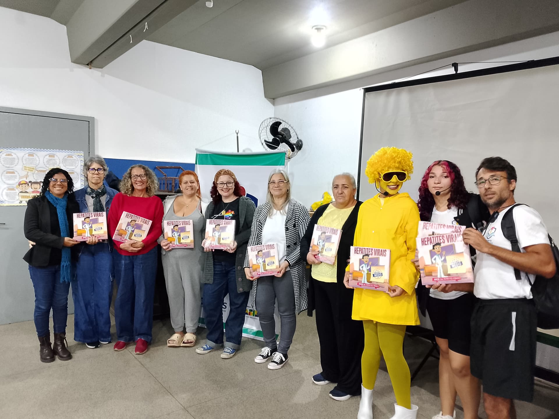 Entrega de material educativo sobre hepatites virais à comunidade escolar.