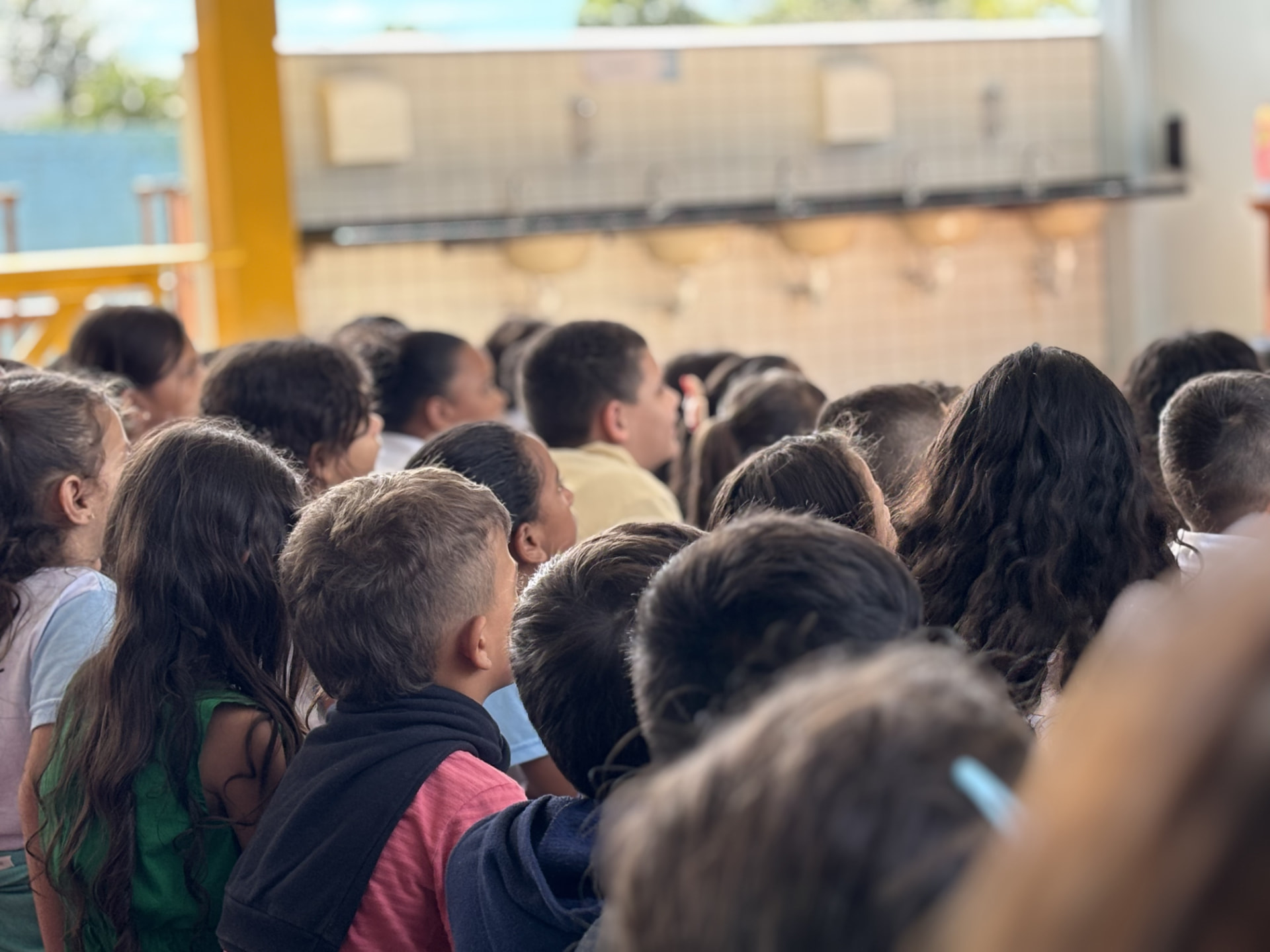 Comunidade escolar acompanhando atividade educativa do projeto.
