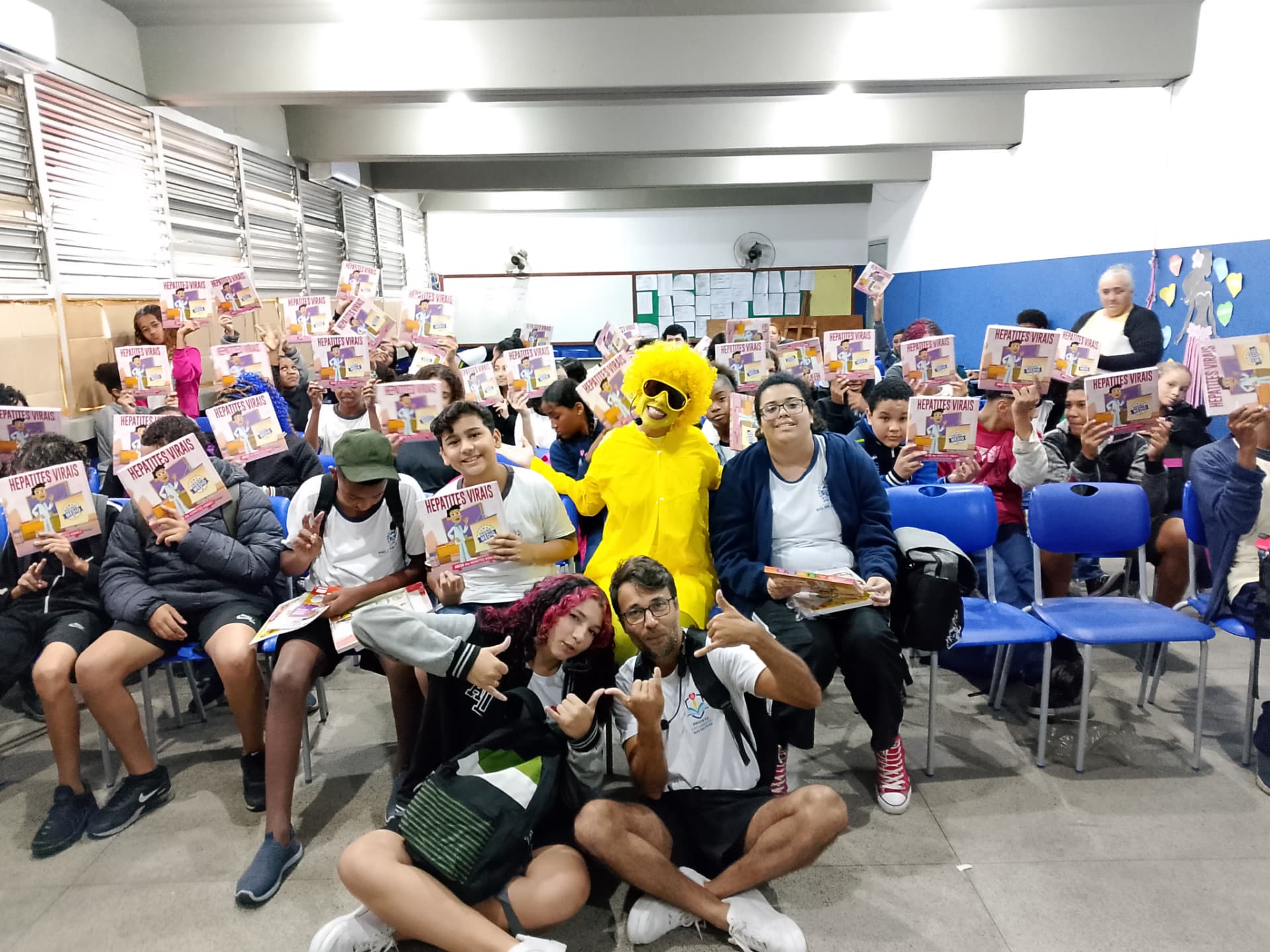 Atividade educativa do Projeto Prevenção nas Escolas II com material sobre hepatites virais.