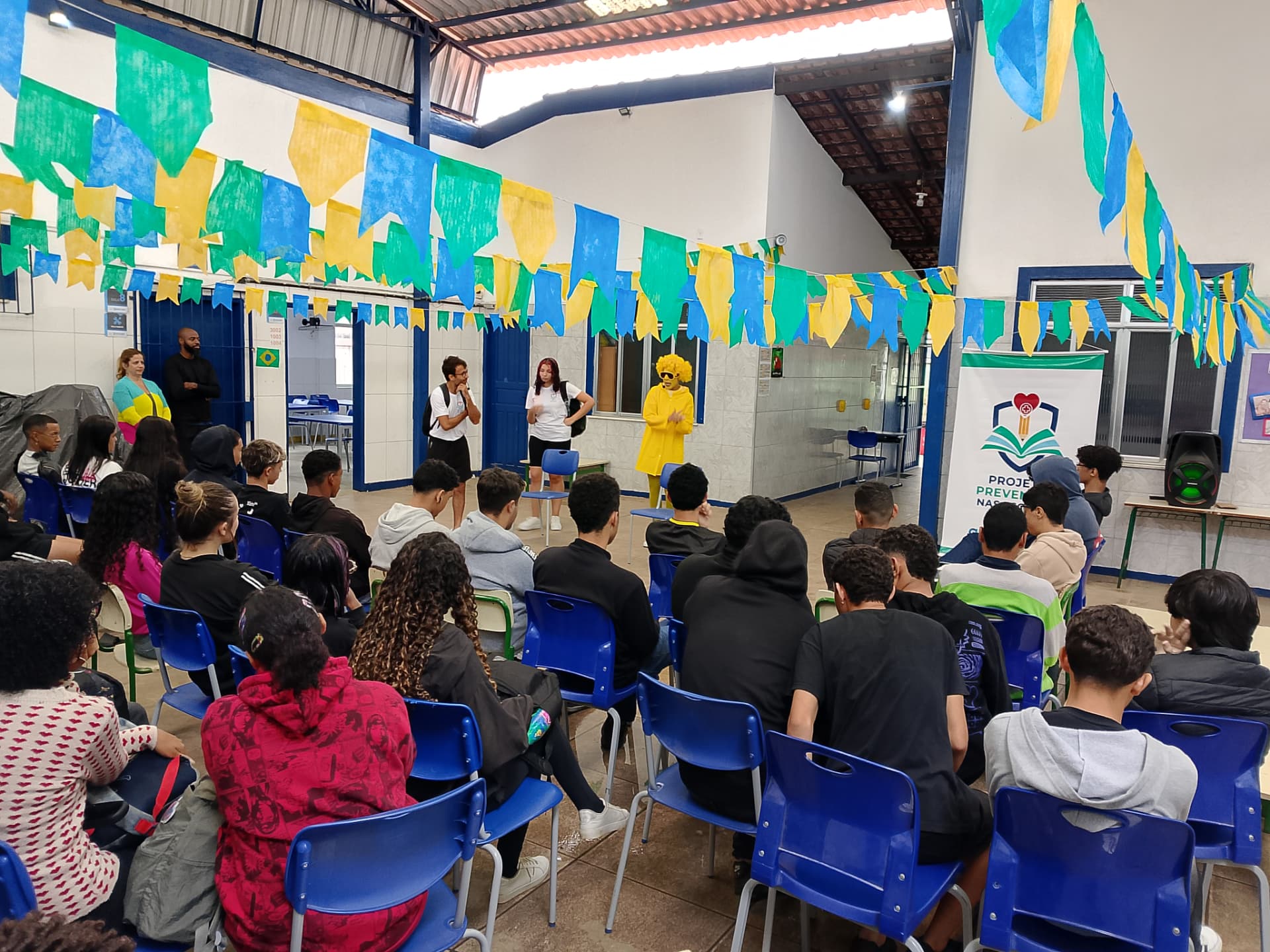 Apresentação educativa do Projeto Prevenção nas Escolas II em unidade escolar.